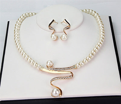 MARIA | PEARL NECKLACE AND EARRINGS SET